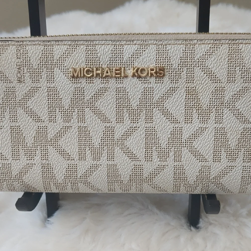 Michael Kors Jet Set Travel Large Zip Around Wallet Vanilla MK Signature